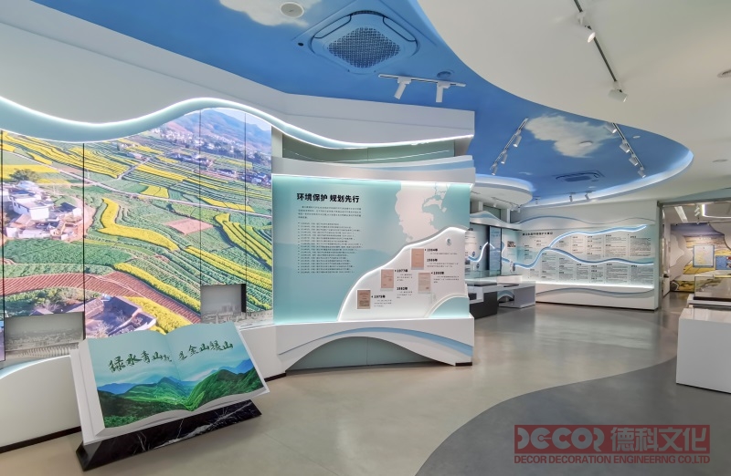 自然科技展廳設計中如何設置實時觀測和實驗裝置，以展示科學現象？