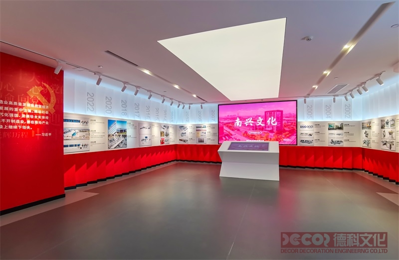 革命遺址紅色展館設計中如何平衡展覽的深度和時間的控制？